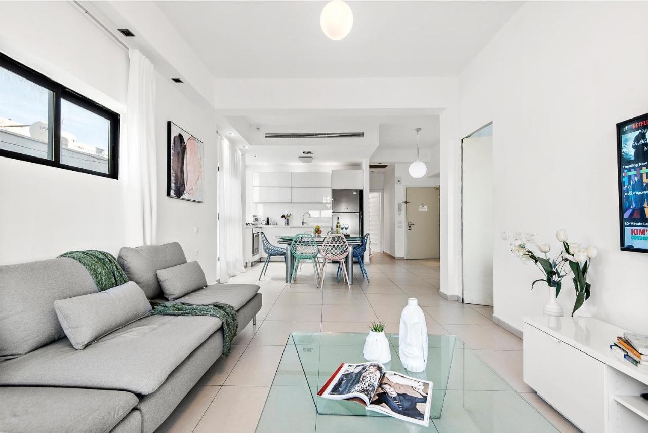 Glorious Renovated Apartment On Top Of The Beach Tel Aviv Eksteriør billede