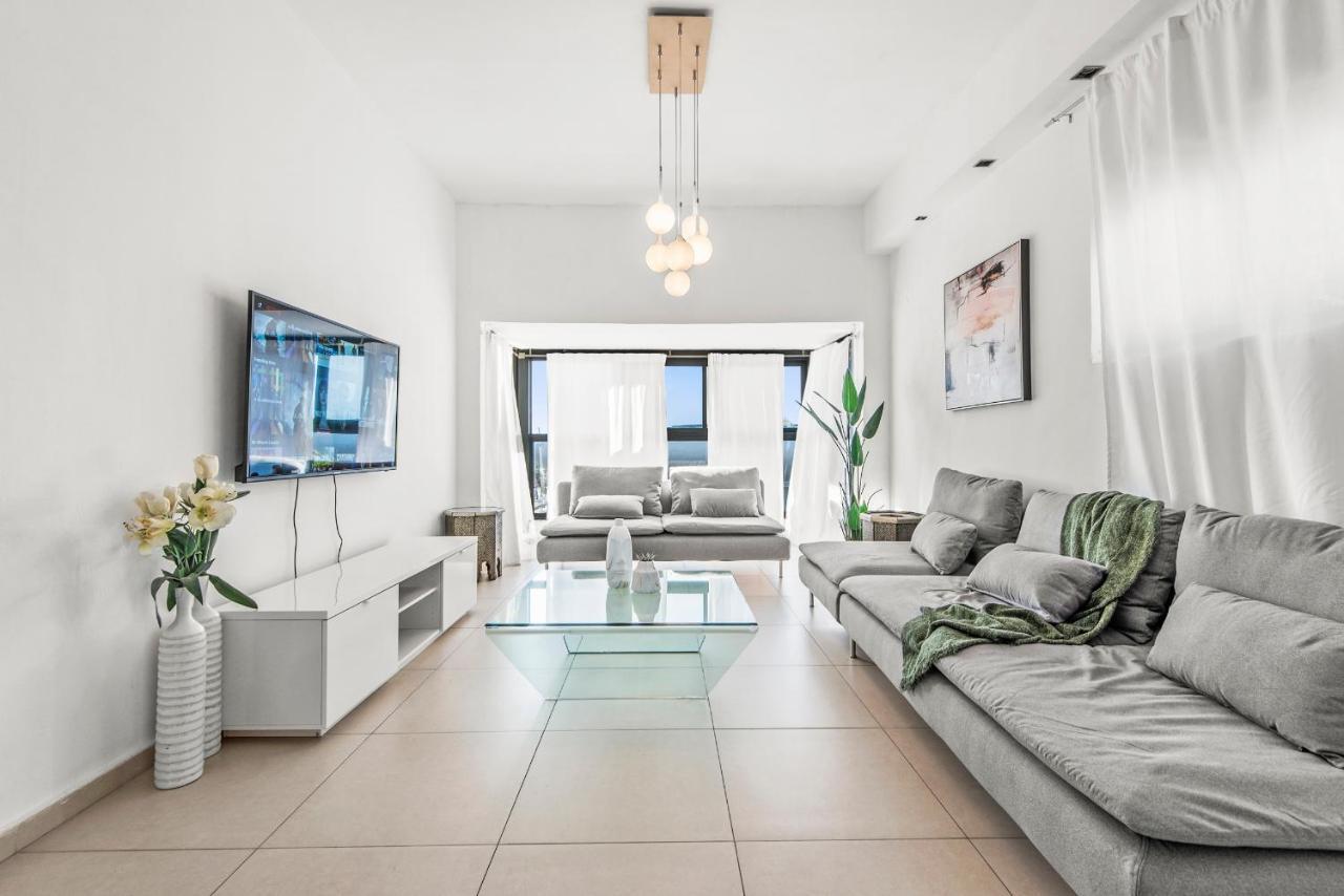 Glorious Renovated Apartment On Top Of The Beach Tel Aviv Eksteriør billede