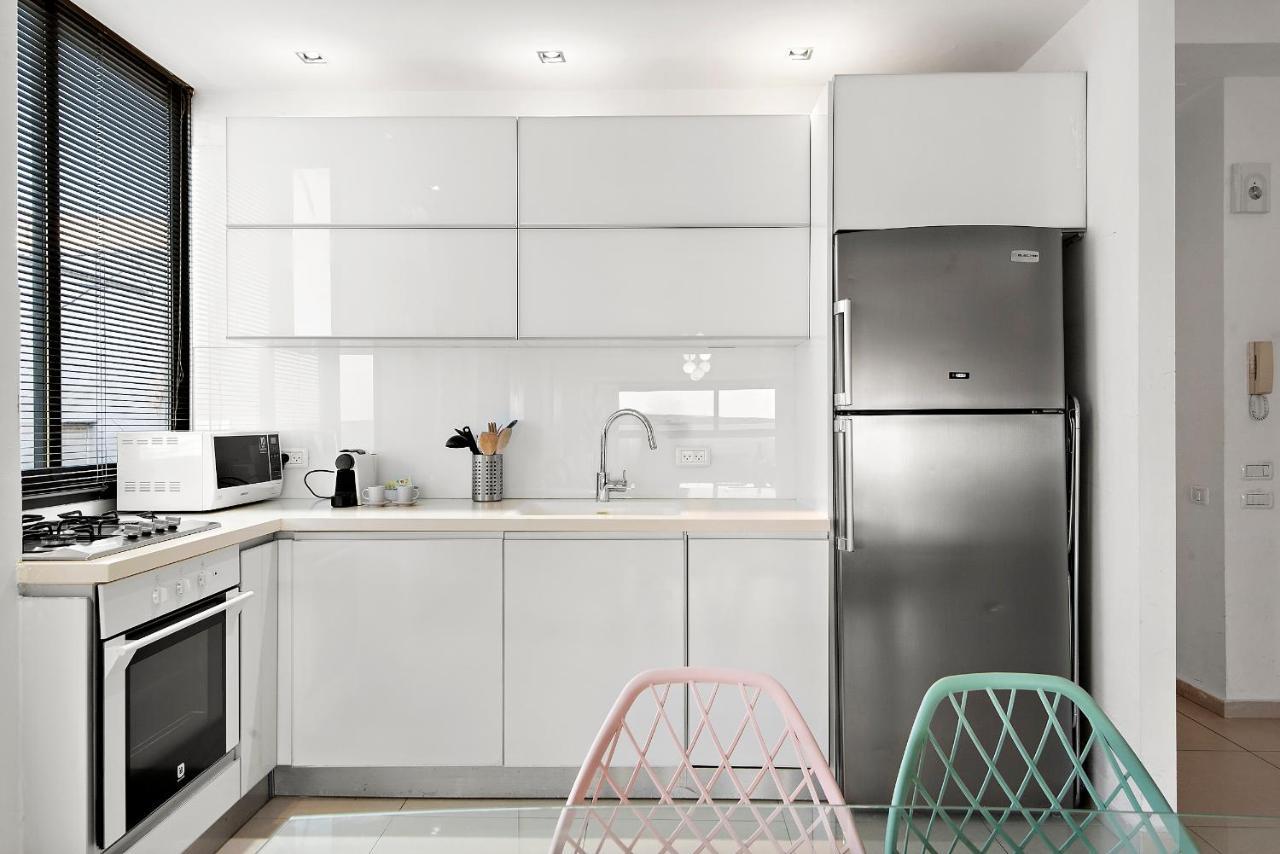 Glorious Renovated Apartment On Top Of The Beach Tel Aviv Eksteriør billede