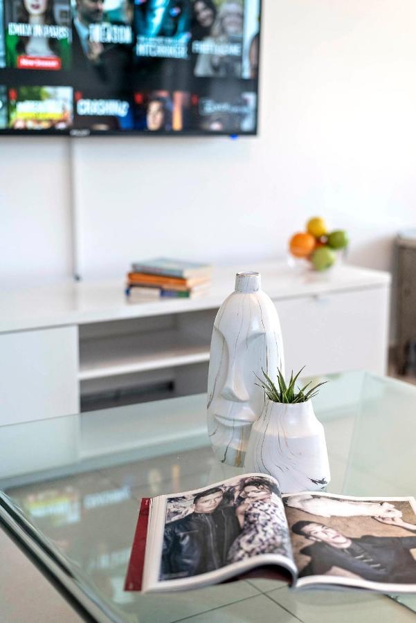 Glorious Renovated Apartment On Top Of The Beach Tel Aviv Eksteriør billede