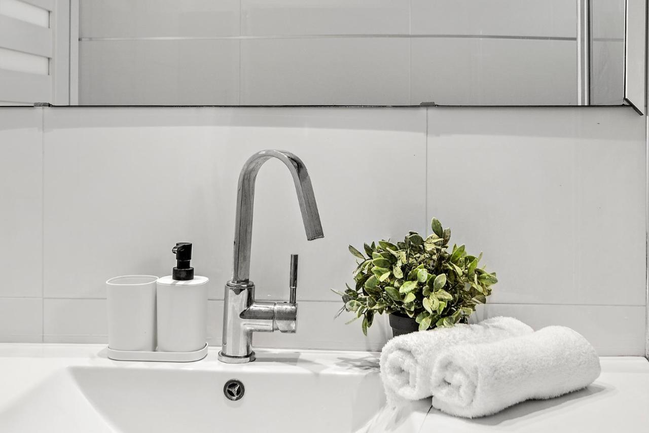 Glorious Renovated Apartment On Top Of The Beach Tel Aviv Eksteriør billede