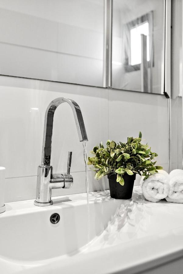 Glorious Renovated Apartment On Top Of The Beach Tel Aviv Eksteriør billede