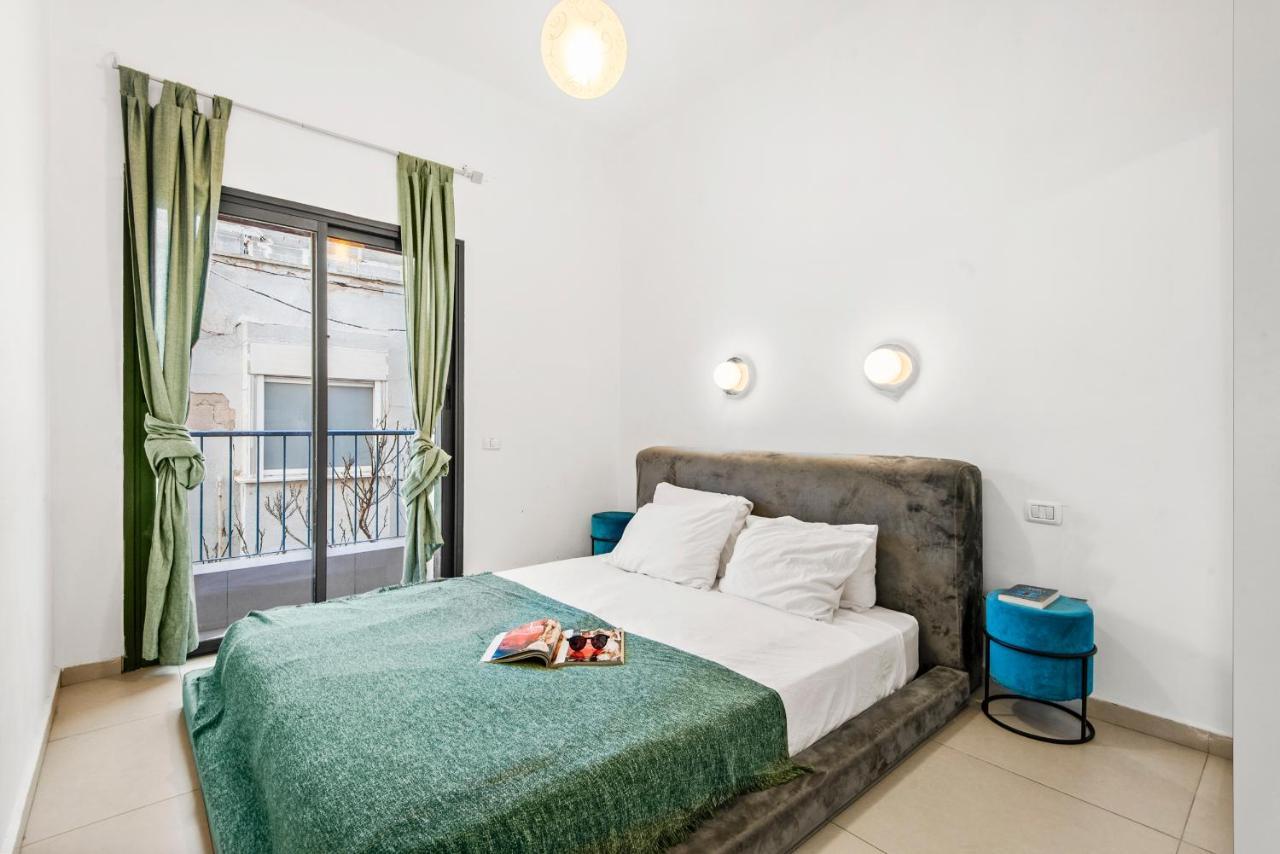 Glorious Renovated Apartment On Top Of The Beach Tel Aviv Eksteriør billede