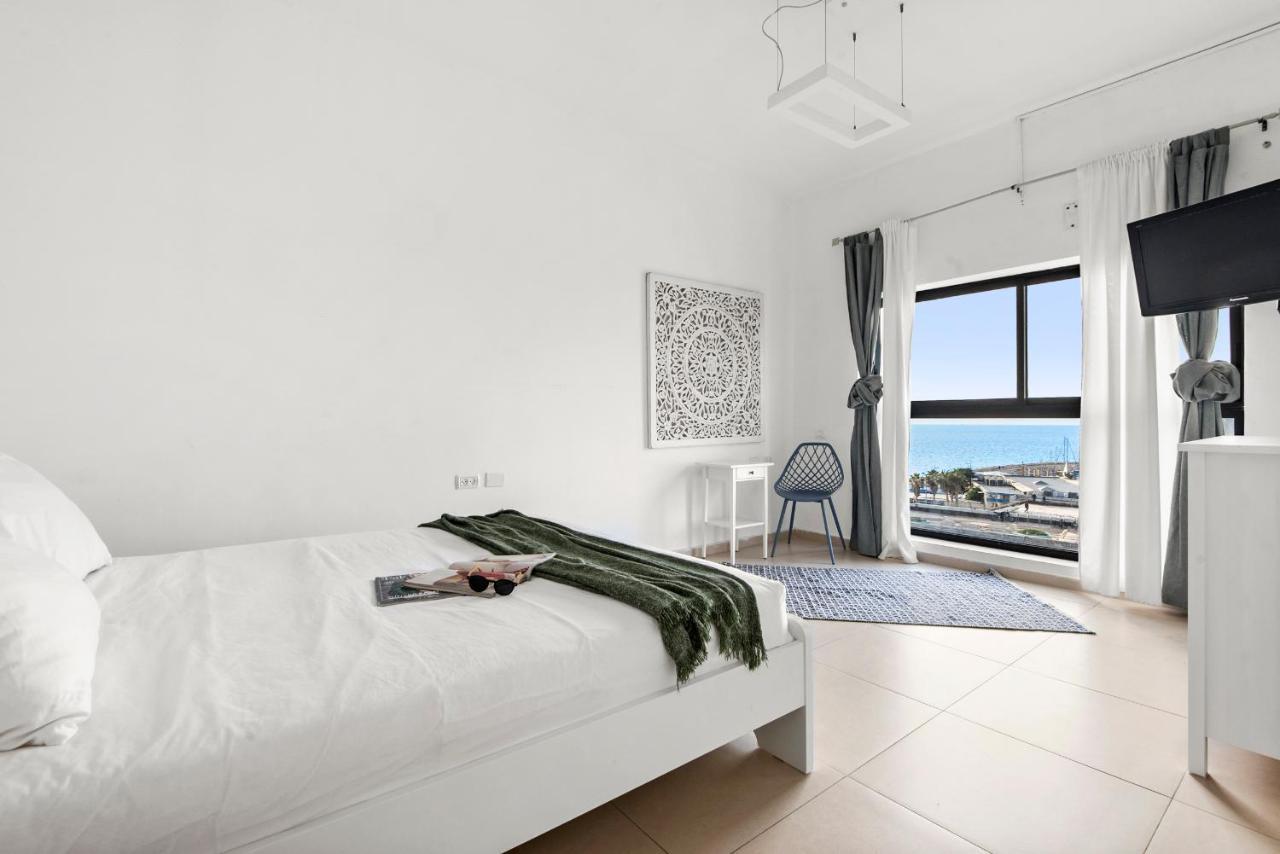 Glorious Renovated Apartment On Top Of The Beach Tel Aviv Eksteriør billede