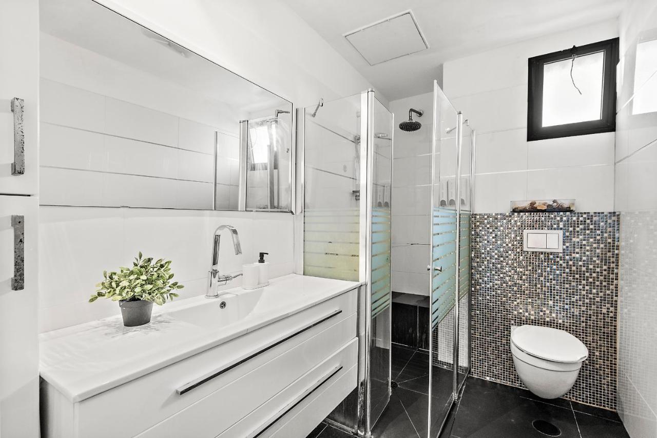 Glorious Renovated Apartment On Top Of The Beach Tel Aviv Eksteriør billede