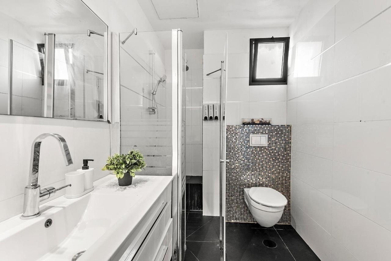 Glorious Renovated Apartment On Top Of The Beach Tel Aviv Eksteriør billede